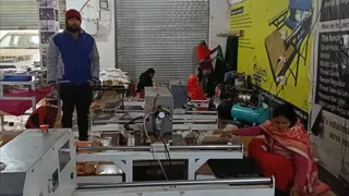 गोरखपुर में बनी साड़ियां।