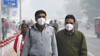 प्रदूषण से बचाव के लिए मास्क लगाए लोग। फोटो- जागरण