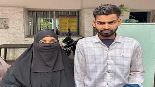 भाटडीह ओपी में प्रेमिका के साथ ड्राइवर शकील खान।