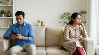 5 बातें साबित करती हैं कि आपका पार्टनर इमोशनली आपसे नहीं जुड़ा है (Image Source: AI-Generated)