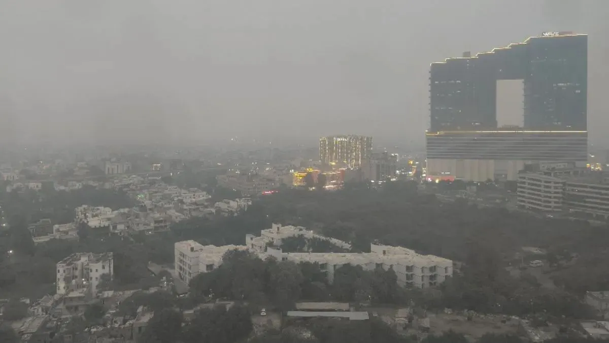 https://www.jagranimages.com/images/2025/12/22/article/image/Noida-smog-1766404578315.jpg