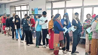 साउथ दिल्ली के पूर्णिमा सेठी अस्पताल में लगी मरीजों की कतार। जागरण