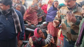 विलाप करते विवाहिता शिवानी के स्वजन