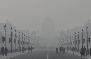 जानिए उत्तर भारत की 'जहरीली हवा' का पूरा सच! फोटो-पीटीआई