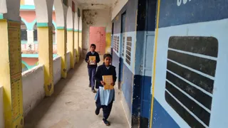 भारतीय रेल की तरह रंगे उत्क्रमित मध्य विद्यालय पहाड़पुर के कक्ष। (जागरण)