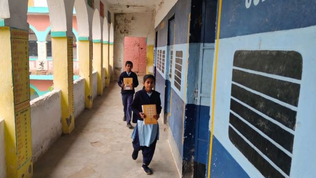 कटिहार का सरकारी स्कूल दे रहा है कॉन्वेंट को मात, रेल की शक्ल में क्लासरूम; सीढ़ियों पर गणित का ज्ञान


