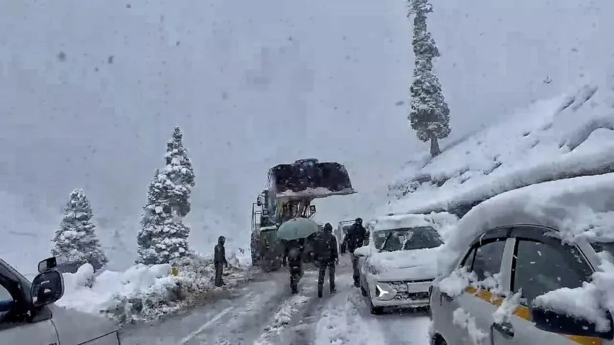 https://www.jagranimages.com/images/2025/12/22/article/image/snowfall-Jammu-Srinagar-Highway-1766404362942.jpg