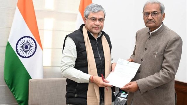 मीरजापुर-रीवा रेल लाइन का जल्द तैयार होगा डीपीआर, सांसद जनार्दन मिश्रा ने दी जानकारी
