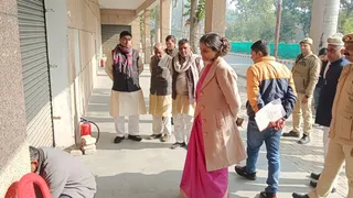नि रीक्षण करतीं डीएम निधि गुप्ता वत्स व अन्य
