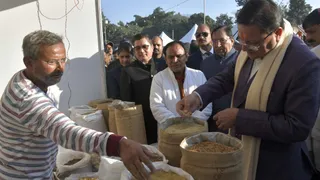 रेंजर्स ग्राउंड मैं सहकारिता मेले के शुभारंभ के अवसर पर स्टालों का अवलोकन करते मुख्यमंत्री पुष्कर सिंह धामी साथ में सहकारिता मंत्री धन सिंह रावत। जागरण