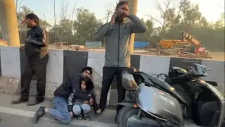 Agra ISBT फ्लाईओवर पर दुर्घटना के बाद बिलखते परिवार के लोग।