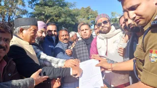 नेहरू कालोनी थाने में तहरीर देते कांग्रेस नेता व पूर्व मुख्यमंत्री हरीश रावत।