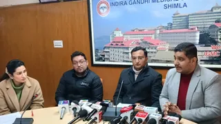 आईजीएमसी शिमला में पत्रकार वार्ता करते रेजिडेंट डॉक्टर एसोसिएशन के पदाधिकारी। जागरण