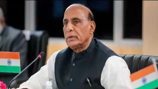 रक्षा मंत्री राजनाथ सिंह के साथ हिमाचल के एयरपोर्ट का मामला उठाया गया है। जागरण आर्काइव