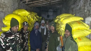 जब्त खाद के साथ छापेमारी टीम। जागरण