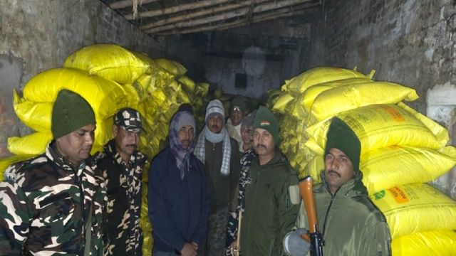 East Champaran : किसानों को मिलने वाली खाद पर तस्करों की नजर, छापेमारी में 1956 बोरा बरामद