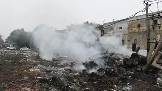 वजीरपुर औद्योगिक क्षेत्र के पास रेलवे लाइन किनारे जलता कूड़ा। जागरण आर्काइव