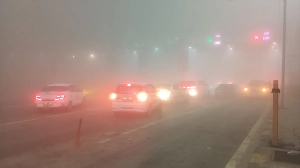 यमुना एक्सप्रेसवे पर कोहरे का कहर, सड़क हादसों दो बाइक सवारों की मौत; कई  लोग गंभीर रूप से हुए घायल - yamuna expressway accident fog causes multiple  crashes