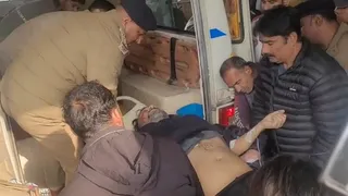 कुख्यात विनय त्यागी को हायर सेंटर ले जाने के लिए एबुंलेंस में सवार करती पुलिस: जागरण