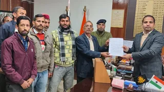 बिलासपुर में उपायुक्त राहुल कुमार से मिलता लोगों का प्रतिनिधिमंडल। जागरण