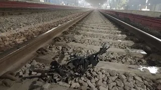 हादसे के बाद रेलवे ट्रैक पर पड़ा बाइक का टुकड़ा