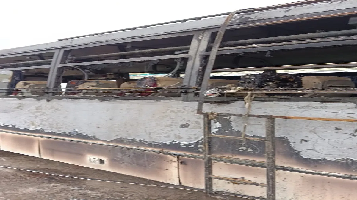 मधुबनी बस स्टैंड में भीषण आग, एक दर्जन दुकानें जलीं, बस चालक घायल