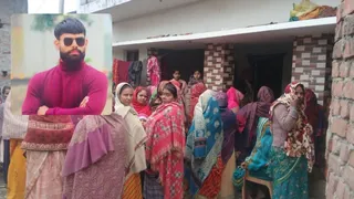 विशाल यादव, फाइल फोटो, विशाल की मौत की सूचना पर घर पर जुटी भीड़। जागरण