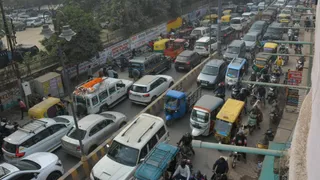 लंका सामने घाट मार्ग पर भीषण जाम की स्थिति उत्पन्न हो गई है।