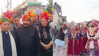 धर्मशाला में बुधवार को कांगड़ा कार्निवाल के आगाज पर शोभायात्रा निकालते डिप्टी सीएम मुकेश व अन्य लोग। जागरण