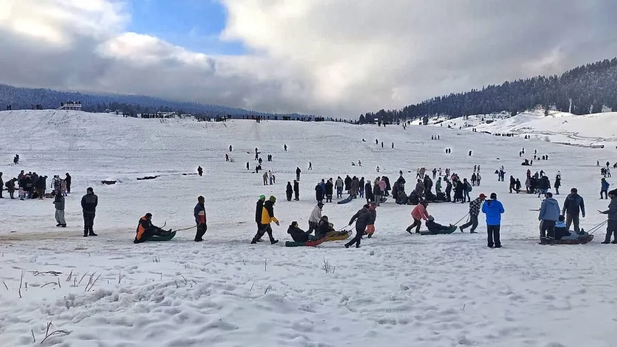 कश्मीर: स्नोफॉल से कश्मीर के पर्यटन उद्योग में आई तेजी, पर्यटकों की संख्या बढ़ने लगी; लोकल लोगों की हुई मौज
