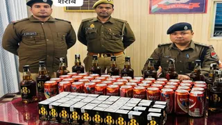 बरामद शराब को जीआरपी को सौंप दिया गया है।