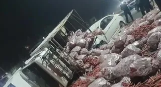 दुर्घटनाग्रस्त ट्रक व कार।