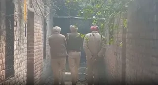 मौके पर पहुंची पुलिस जांच करते हुए।