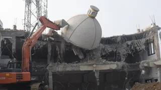 अवैध निर्माण को ढहाता बीडीए का बुलडोजर