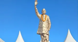 अटल जी की 100वीं जन्मजयंती पर डॉ. राजीव बिंदल ने रिज मैदान में प्रतिमा पर अर्पित की पुष्पांजलि (फोटो: जागरण)