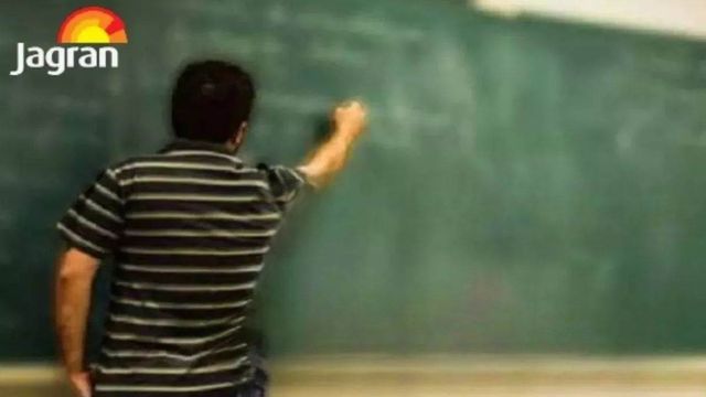 अटेंडेंस में झोल, मोबाइल पर गपशप और स्टूडेंट के साथ... टीचर को ऐसा करना पड़ा भारी; नोटिस जारी
