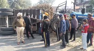 सड़क पर पलटी हुई गन्ने से भरी ट्राली (फोटो: जागरण)