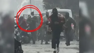 कुख्यात पर हमले के बाद भागता बदमाश, जबकि लाल घेरे में राइफल के साथ पुलिस का जवान। साभार इंटरनेट मीडिया