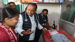 Doctor बने झारखंड के स्वास्थ्य मंत्री, मरीजों की जांच कर लिखी दवाओं की