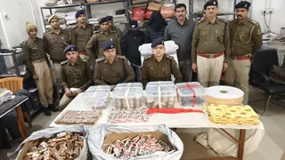 बरामद निकली सिगरेट के साथ गिरफ्तार अपराधी व एसपी