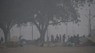 Prayagraj Weather Forecast प्रयागराज में कोहरे का कहर, संगम क्षेत्र के परेड मैदान पर पेड़ के नीचें एकत्र श्रद्धालु। जागरण