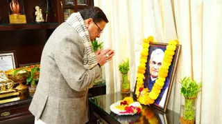 पूर्व प्रधानमंत्री भारत रत्न अटल बिहारी वाजपेयी की जयंती पर मुख्यमंत्री कैंप कार्यालय में उनके चित्र पर श्रद्धासुमन अर्पित करते मुख्यमंत्री पुष्कर सिंह।