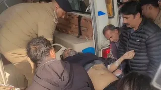बुधवार को कुख्यात विनय त्यागी को हायर सेंटर ले जाने के लिए एबुंलेंस में ले जाती पुलिस: जागरण
