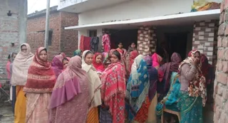 घटना के बाद मृतक के घर जुटे ग्रामीण। जागरण