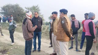 चतरा गांव के चौर में एक किशोर की बरामद लाश की छानबीन करते एसडीपीओ सदर टू एवं थाना पुलिस। जागरण