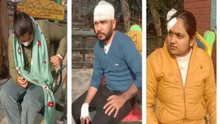 प्रयागराज-अयोध्या हाईवे पर सोरांव में सड़क हादसे में घायल लोग। जागरण