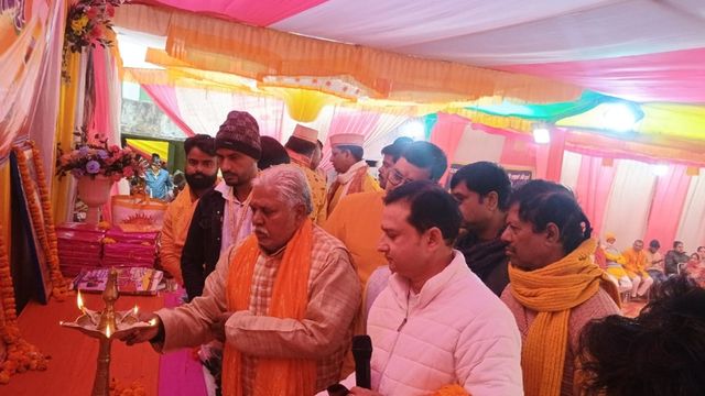 गुरुआ के गायत्री महायज्ञ में पहुंचे विधानसभा स्पीकर प्रेम कुमार, वैदिक मंत्रोच्चार के बीच की पूजा-अर्चना