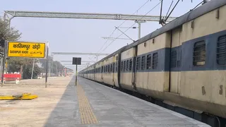 कासिमपुर खेड़ी रेलवे स्टेशन पर खड़ी ट्रेन। जागरण