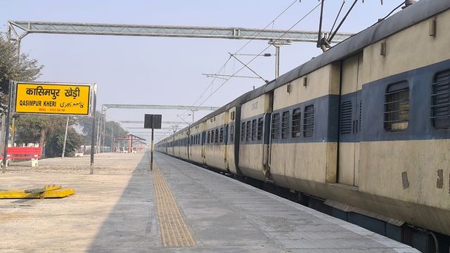 ट्रेन के इंजन के सामने अचानक आईं तीन नीलगाय, प्रेशर पाइप क्षतिग्रस्त, इस कारण टला बड़ा हादसा 
