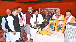 अटल बिहारी वाजपेयी की जयंती पर आयोजित श्रद्धांजलि समारोह का उद्घाटन करते पूर्व मुख्यमंत्री अर्जुन मुंडा। (फोटो जागरण)